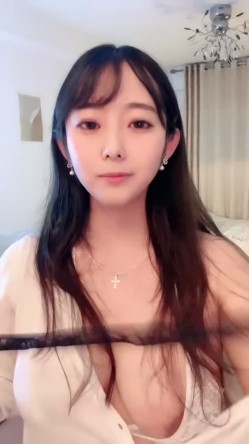 声优G奶小姐姐【娇娇嗲嗲的小狐狸】绝对撸爆 娇喘就硬 淫荡巨乳 道具自慰 狂插流白浆 尿尿 淫叫 截图4