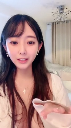 声优G奶小姐姐【娇娇嗲嗲的小狐狸】绝对撸爆 娇喘就硬 淫荡巨乳 道具自慰 狂插流白浆 尿尿 淫叫 截图9