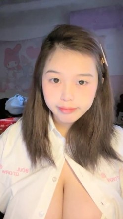 奶控福利，全网最大奶子来了~【甜甜甜甜圈】，就问各位大哥，这奶子大不大，震撼，惊人 截图4