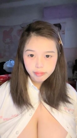 奶控福利，全网最大奶子来了~【甜甜甜甜圈】，就问各位大哥，这奶子大不大，震撼，惊人 截图12
