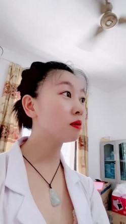 真实乡村门诊，【美女医生】，大爷大妈们来看病的间隙，蓝牙跳蛋塞到逼里狂震，潮喷两米有余 截图1