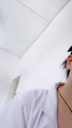 真实乡村门诊，【美女医生】，大爷大妈们来看病的间隙，蓝牙跳蛋塞到逼里狂震，潮喷两米有余 截图2