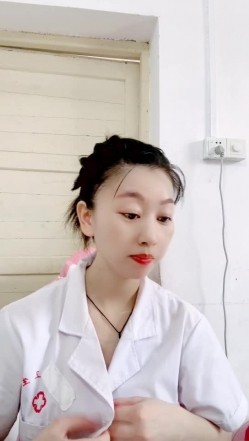真实乡村门诊，【美女医生】，大爷大妈们来看病的间隙，蓝牙跳蛋塞到逼里狂震，潮喷两米有余 截图3