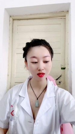 真实乡村门诊，【美女医生】，大爷大妈们来看病的间隙，蓝牙跳蛋塞到逼里狂震，潮喷两米有余 截图4