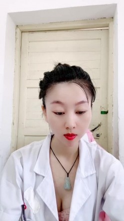 真实乡村门诊，【美女医生】，大爷大妈们来看病的间隙，蓝牙跳蛋塞到逼里狂震，潮喷两米有余 截图5