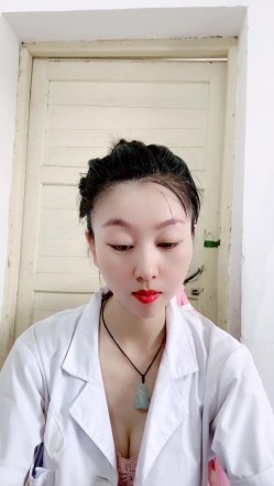 真实乡村门诊，【美女医生】，大爷大妈们来看病的间隙，蓝牙跳蛋塞到逼里狂震，潮喷两米有余 截图6