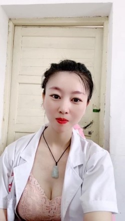 真实乡村门诊，【美女医生】，大爷大妈们来看病的间隙，蓝牙跳蛋塞到逼里狂震，潮喷两米有余 截图7