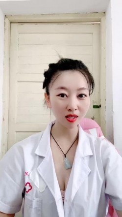 真实乡村门诊，【美女医生】，大爷大妈们来看病的间隙，蓝牙跳蛋塞到逼里狂震，潮喷两米有余 截图8
