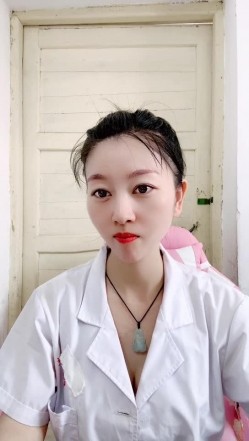 真实乡村门诊，【美女医生】，大爷大妈们来看病的间隙，蓝牙跳蛋塞到逼里狂震，潮喷两米有余 截图9
