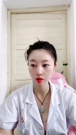 真实乡村门诊，【美女医生】，大爷大妈们来看病的间隙，蓝牙跳蛋塞到逼里狂震，潮喷两米有余 截图10
