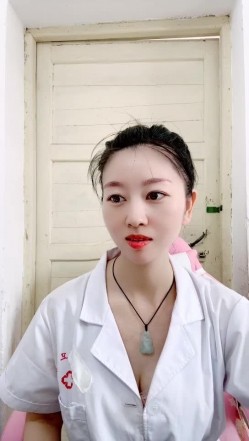 真实乡村门诊，【美女医生】，大爷大妈们来看病的间隙，蓝牙跳蛋塞到逼里狂震，潮喷两米有余 截图11