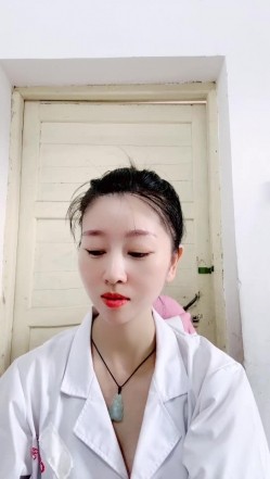 真实乡村门诊，【美女医生】，大爷大妈们来看病的间隙，蓝牙跳蛋塞到逼里狂震，潮喷两米有余 截图12