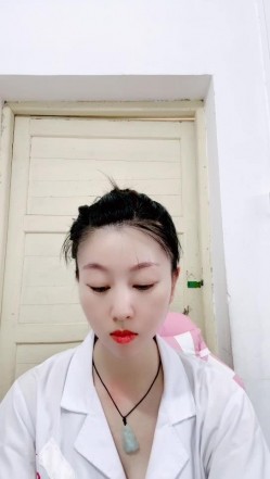 真实乡村门诊，【美女医生】，大爷大妈们来看病的间隙，蓝牙跳蛋塞到逼里狂震，潮喷两米有余 截图13