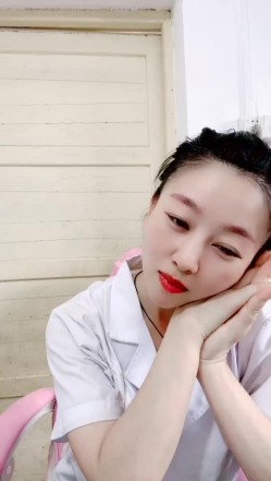 真实乡村门诊，【美女医生】，大爷大妈们来看病的间隙，蓝牙跳蛋塞到逼里狂震，潮喷两米有余 截图14