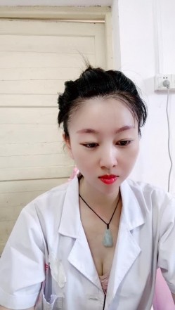真实乡村门诊，【美女医生】，大爷大妈们来看病的间隙，蓝牙跳蛋塞到逼里狂震，潮喷两米有余 截图15