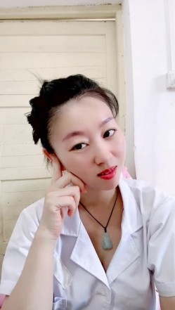 真实乡村门诊，【美女医生】，大爷大妈们来看病的间隙，蓝牙跳蛋塞到逼里狂震，潮喷两米有余 截图16