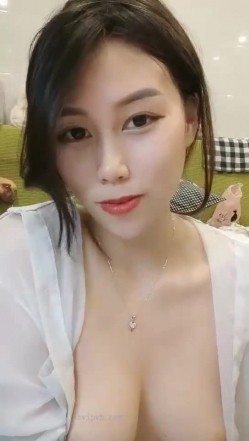 极品高颜冷艳御姐，反差小妈感女主播「金刚护撸娃」「小奶猫」激情淫语撩骚，和姐妹下海大秀，互舔互口假鸡巴互插 截图14