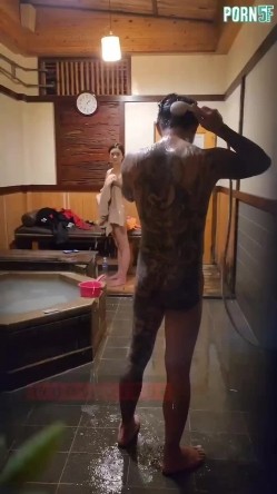 情侣私人温泉旅馆被工作人员暗藏摄像头偷拍传网络,受害女崩溃大哭 截图4