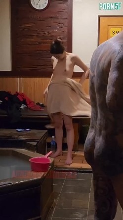 情侣私人温泉旅馆被工作人员暗藏摄像头偷拍传网络,受害女崩溃大哭 截图11
