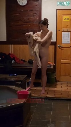 情侣私人温泉旅馆被工作人员暗藏摄像头偷拍传网络,受害女崩溃大哭 截图13