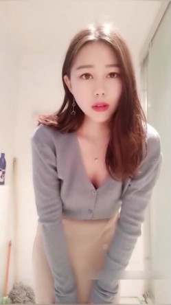 高颜值清纯年轻辣妈,生过小宝宝坚持开播,身材恢复的还不错,气质极佳 截图3