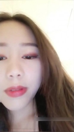 高颜值清纯年轻辣妈,生过小宝宝坚持开播,身材恢复的还不错,气质极佳 截图7