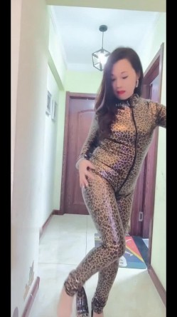 快手骚熟女【路璐】有性瘾的女人，必须通过各种道具爆菊才能满足，双穴插满逼水横流 截图7