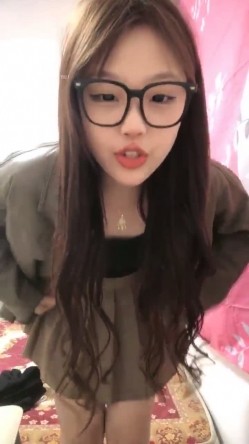 推荐！好漂亮啊！学生妹下海~【04年美女】全裸骚舞！过瘾~眼镜妹，反差婊，推荐 截图1