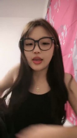 推荐！好漂亮啊！学生妹下海~【04年美女】全裸骚舞！过瘾~眼镜妹，反差婊，推荐 截图3