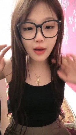 推荐！好漂亮啊！学生妹下海~【04年美女】全裸骚舞！过瘾~眼镜妹，反差婊，推荐 截图11