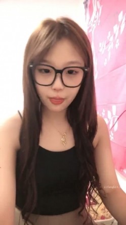 推荐！好漂亮啊！学生妹下海~【04年美女】全裸骚舞！过瘾~眼镜妹，反差婊，推荐 截图12