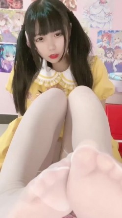 莉莉酱 -双马尾黄色lo裙，晶莹水棒PK白虎穴，自慰抽插的好卡哇伊！ 截图1