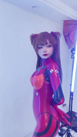 【超美高端 ️罕见露脸露点】极品Cos爆机少女『喵小吉』三月新作《人类补奸计划》性感明日香的使徒榨汁 超清4K原版 截图4