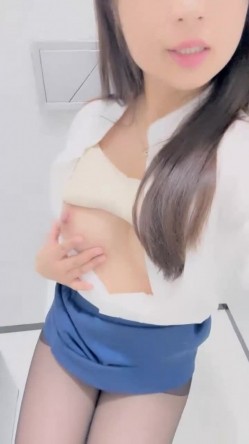【露露儿酱】真实办公室白领办公室偷偷露出躲厕所自慰大秀特写抠逼有点可爱的小骚货 截图4