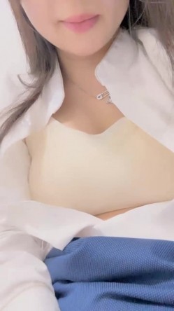 【露露儿酱】真实办公室白领办公室偷偷露出躲厕所自慰大秀特写抠逼有点可爱的小骚货 截图7
