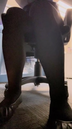 【露露儿酱】真实办公室白领办公室偷偷露出躲厕所自慰大秀特写抠逼有点可爱的小骚货 截图15