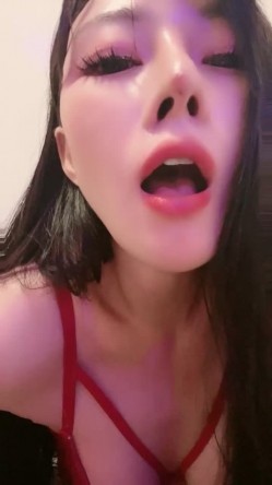 性感尤物极品美女！8小时激情诱惑！情趣内衣吊带黑丝，假吊深喉无毛骚穴，各种姿势抽插搞的好湿 截图7