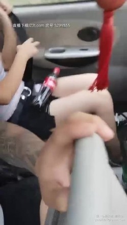 良家小夫妻雨后野外车震，漂亮小少妇阴毛超多，无套内射，路人经过，紧张刺激，高清源码录制 截图15
