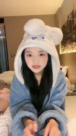 新人！正宗校花下海！超级漂亮~【低调糯米团】扣穴自慰~爽 截图6
