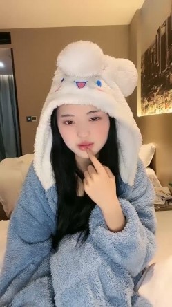 新人！正宗校花下海！超级漂亮~【低调糯米团】扣穴自慰~爽 截图8