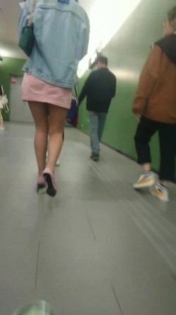 推荐 【商场地铁抄底】竟然意外扫到2个高跟短裙不穿内裤，绿茶脸挂空挡相当合适，硬了一路 截图1