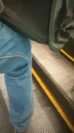 推荐 【商场地铁抄底】竟然意外扫到2个高跟短裙不穿内裤，绿茶脸挂空挡相当合适，硬了一路 截图9