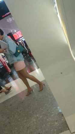 推荐 【商场地铁抄底】竟然意外扫到2个高跟短裙不穿内裤，绿茶脸挂空挡相当合适，硬了一路 截图11