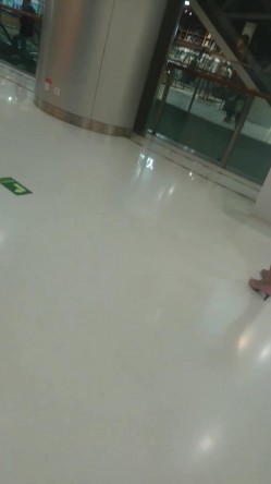 推荐 【商场地铁抄底】竟然意外扫到2个高跟短裙不穿内裤，绿茶脸挂空挡相当合适，硬了一路 截图16