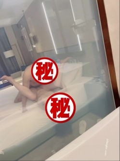 【终极调教 ️究极核弹】绿帽调教天花板『J神』最强私拍 ️勾引单男到宾馆3P做爱 抱起来操前后双插 截图6