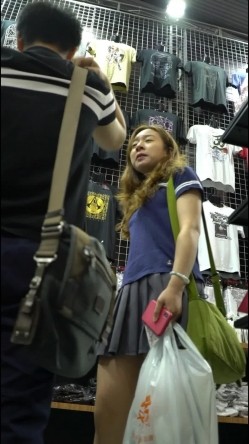 牛B大神一路走一路抄底多位漂亮的小姐姐惊险又刺激 还有一位不穿内裤的少妇 截图16