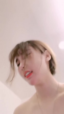 9分颜值甜美女神！制服网袜诱惑！随音乐扭动，掏出奶子给姐姐吸吸，自摸骚穴，表情一脸淫骚 截图10