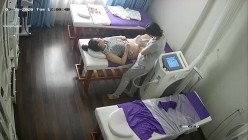 新流出 ️【破解摄像头】 ️美容院高质量少妇小姐姐全身刮毛 截图4