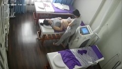 新流出 ️【破解摄像头】 ️美容院高质量少妇小姐姐全身刮毛 截图12