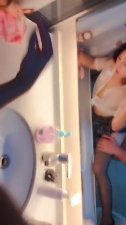 长沙夫妻，记录和骚货妻子的日常，镜子前啪啪，户外车震，雨天路边啪啪！ 截图4